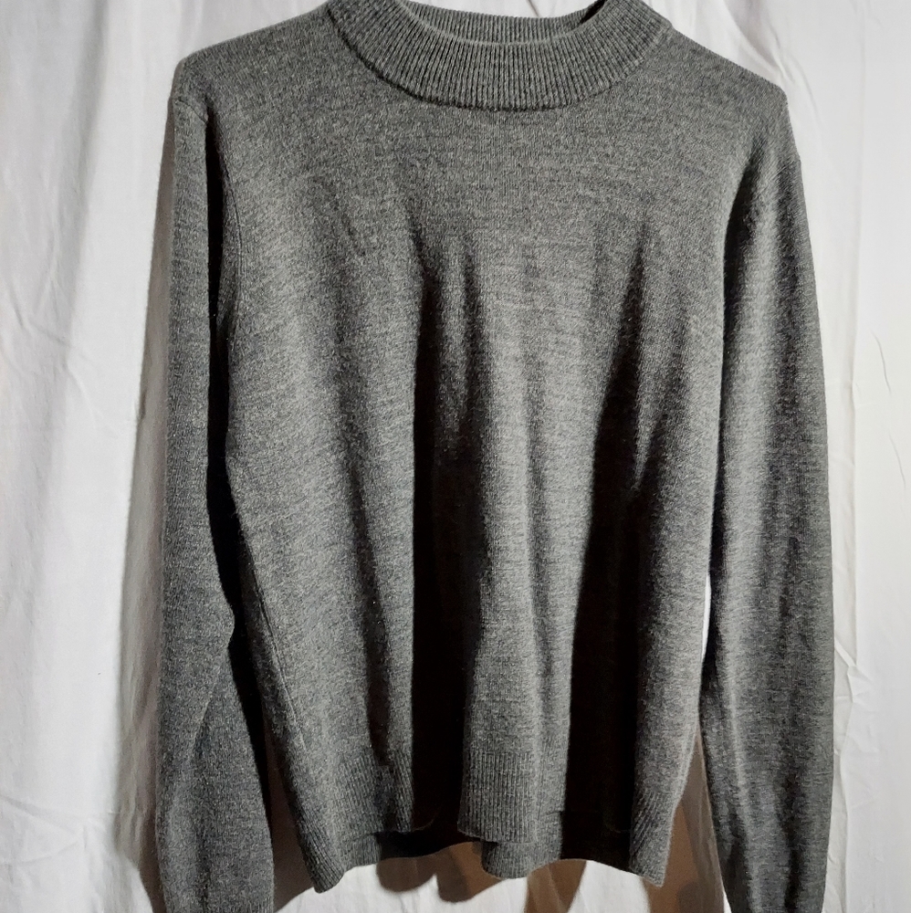 M Grey long sleeve sweater 100% acrylic